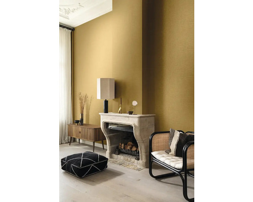 Wohnzimmer mit gemusterter Tapete, Kamin und Sitzgelegenheiten