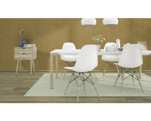 Esszimmer mit Esstisch, Stühlen, Kommode und Dekoration vor einer gemusterten Wand