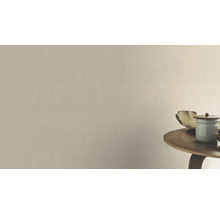 Wand mit reliefartiger Tapete und Tisch mit Dekoration