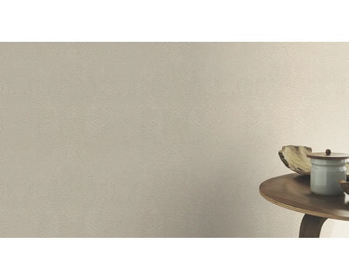 Wand mit reliefartiger Tapete und Tisch mit Dekoration