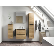 Badezimmer mit Waschtisch, Spiegelschrank und Hochschrank in Holzoptik