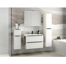 Badezimmer mit Waschtisch, Spiegelschrank und Hochschrank in hellem Design