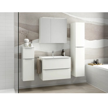 Helles Badezimmer mit Waschtisch, Spiegelschrank und Hochschrank für eine organisierte Aufbewahrung.
