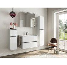 Modernes Badezimmer mit weißem Waschtisch, Spiegelschrank und Hochschrank