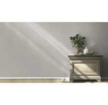 Dekoratives Sideboard mit Pflanzen und Dekorationselementen vor einer schlichten Wand