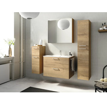 Helles Badezimmer mit Waschtisch, Spiegelschrank und Hochschrank in Holzoptik