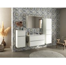 Helles Badezimmer mit Waschtisch, Spiegelschrank, Hochschrank und gemusterten Fliesen