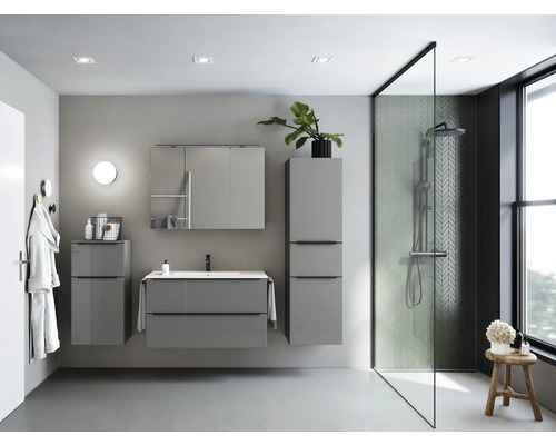 Modernes Badezimmer mit Waschtisch, Spiegelschrank, Hochschrank und begehbarer Dusche