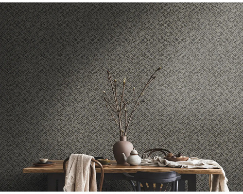 Dekoratives Esszimmer mit gemusterter Tapete und Holztisch