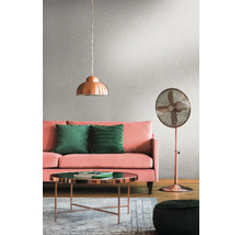 Wohnzimmer mit rosa Sofa, grünen Kissen, Kupferlampe, Kupferventilator und Couchtisch