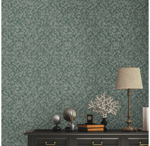 Wand mit geometrischer Mustertapete in einem Wohnzimmer