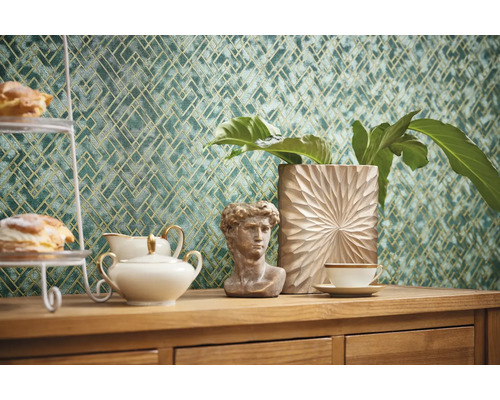 Dekorative Szene mit Tapete, Vase, Büste und Geschirr auf einem Holzschrank