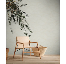Wohnzimmer mit Sessel und Dekoration