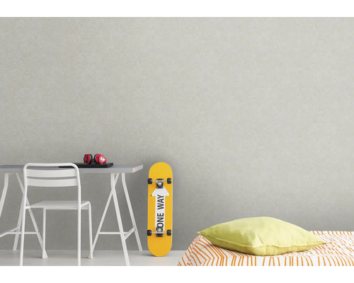 Heller Raum mit Tisch, Stuhl, Skateboard und Bett