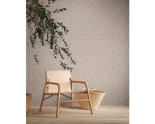 Dekorative Tapete mit Stuhl und Korb für die Raumgestaltung