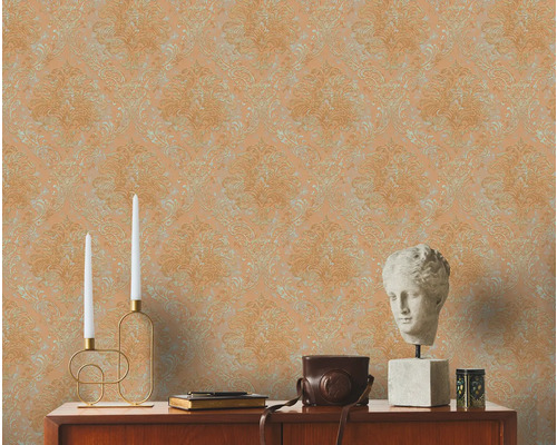 Wohnraum mit gemusterter Tapete im klassischen Stil, dekoriert mit Kerzen und Dekorationen auf einer Kommode