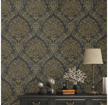 Tapete mit Ornamentmuster und Vintage-Look im Raum