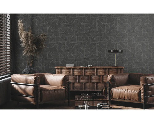 Wohnzimmer mit geometrischer Tapete, Ledersesseln und Holzkommode.