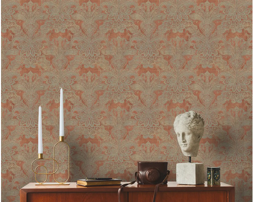 Dekoratives Zimmer mit gemusterter Tapete im klassischen Stil