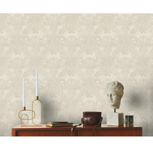 Beige Tapete mit Muster und Möbeln in einem Zimmer