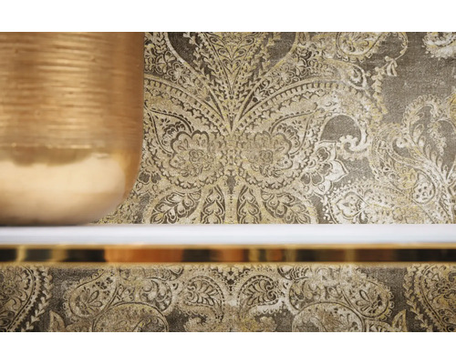 Nahaufnahme einer gemusterten Tapete und eines dekorativen Gefäßes auf einem Regal