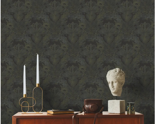 Dekoratives Zimmer mit gemusterter Tapete, Kommode und Dekorationen.