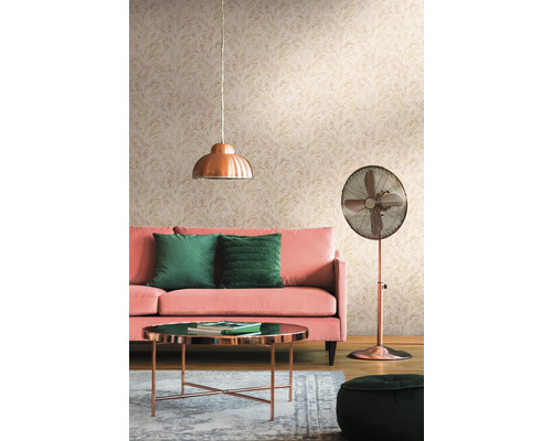 Wohnzimmer mit Sofa, Kissen, Tisch, Stehlampe, Deckenleuchte und gemusterter Tapete