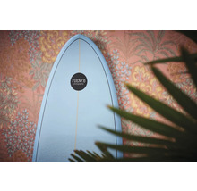 Surfbrett vor einer Wand mit Blumendekor