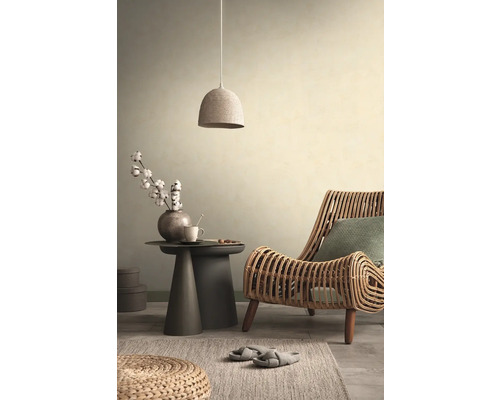 Wohnzimmer mit Rattansessel, Beistelltisch und Pendelleuchte