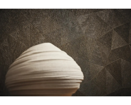 Dekorative Wand mit geometrischem Muster und Kunstobjekt