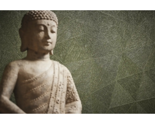 Gemusterte Tapete mit Buddha Statue