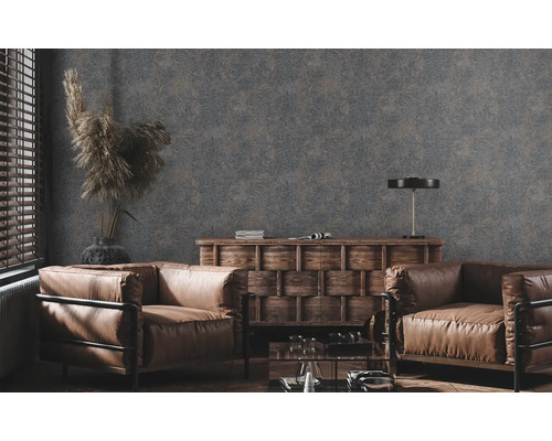 Innenraum mit gemusterter Tapete, Ledersesseln und Holzkommode