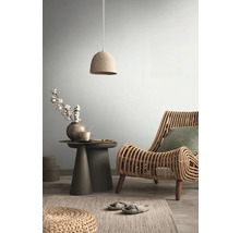 Wohnzimmer mit Rattansessel, Beistelltisch und Hängelampe für eine helle, gemütliche Atmosphäre