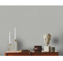 Dekoratives Interieur mit Tapete, Kerzenhalter, Büste und Vintage Kamera auf einer Kommode
