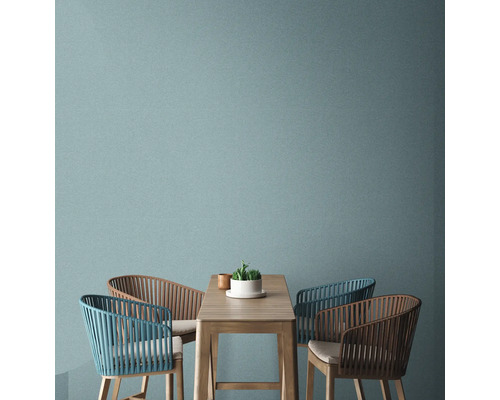 Esstisch mit Stühlen vor einer Wand