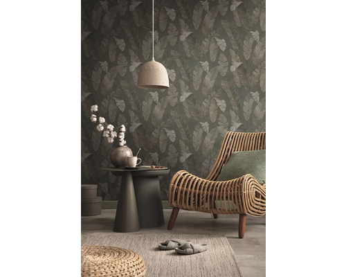 Dekorative Inneneinrichtung mit Blattmuster-Tapete, Rattansessel und Beistelltisch