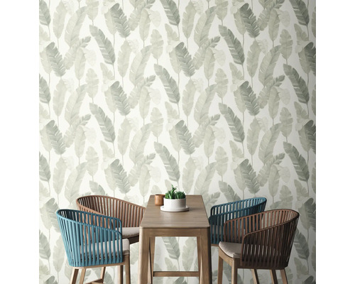 Szene mit Blättertapete und Holztisch mit Stühlen