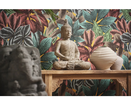 Dekoratives Interieur mit Buddha Statue, Vasen und Dschungeltapete
