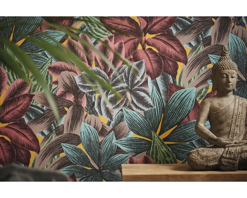 Raum mit tropischer Blättertapete und Buddha-Statue