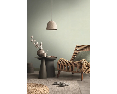 Wohnzimmerdekoration mit Rattansessel, Beistelltisch, Pendelleuchte und Teppich