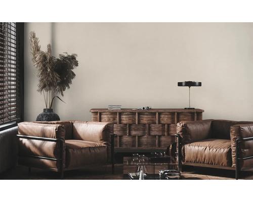 Wohnzimmer mit Ledersesseln, Holztisch und dekorativer Vase