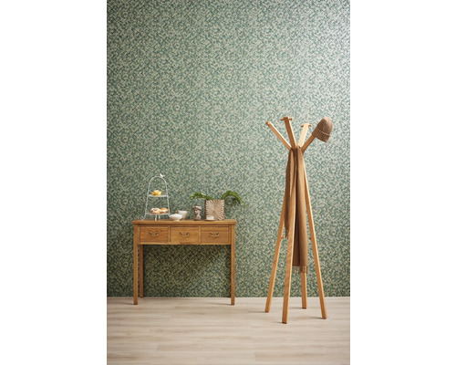 Einrichtungsbeispiel mit Konsole, Garderobenständer, Hut und Dekor.