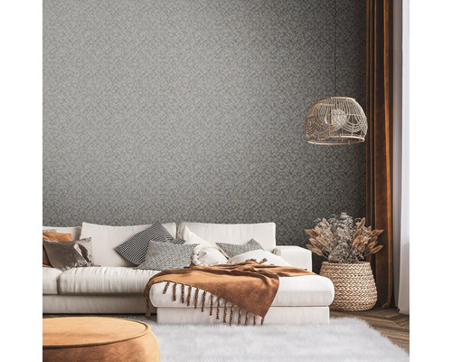 Wohnzimmer mit gemusterter Tapete, Sofa und Dekorationen für ein gemütliches Ambiente