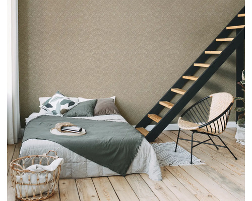 Schlafzimmer mit Bett, Leiter und gemusterter Tapete