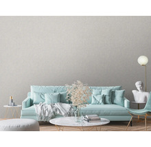 Wohnzimmer mit Textiltapete, Sofa, Tisch und Dekorationen für ein helles und freundliches Ambiente.