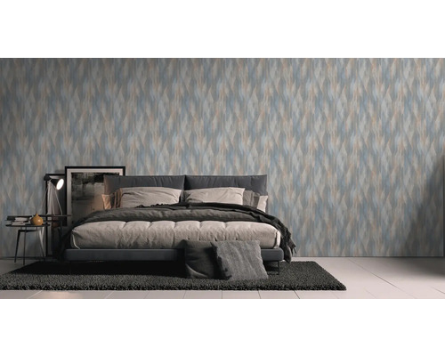 Schlafzimmer mit gemusterter Tapete und Bett