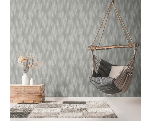 Wohnraum mit gemusterter Tapete, Hängekorb und Holzelementen für ein gemütliches Ambiente