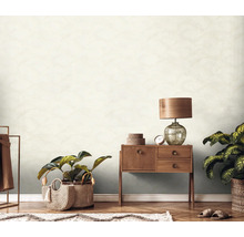 Heller Raum mit gemusterter Tapete, Kommode, Lampe und Zimmerpflanzen