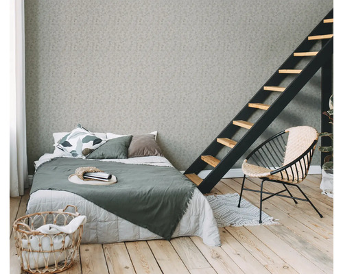 Schlafzimmer mit Bett, Leiter, Sessel und Wäschekorb auf Holzboden