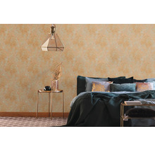 Schlafzimmer mit gemusterter Tapete, Lampe und Nachttisch
